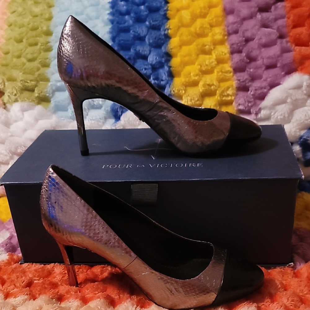 NEW Pour La Victoire Elle Metallic Gold Snakeskin Cap Toe Pumps Heels Sz 6